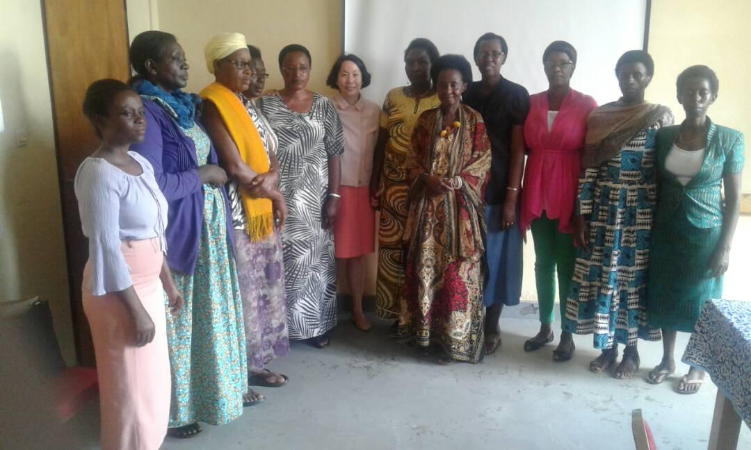 Annemarie Hou with Foundation Rwanda mothers